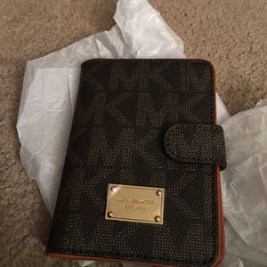 Michael kors passport holder New